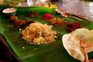 nourriture indienne sur feuille de bananier