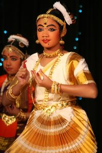 danseuse pratiquant le barathnatyam