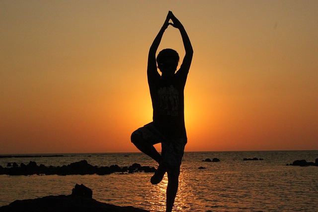 Pratique journalière du yoga, un professeur qui voyage avec nous, l'exploration de l'Inde.